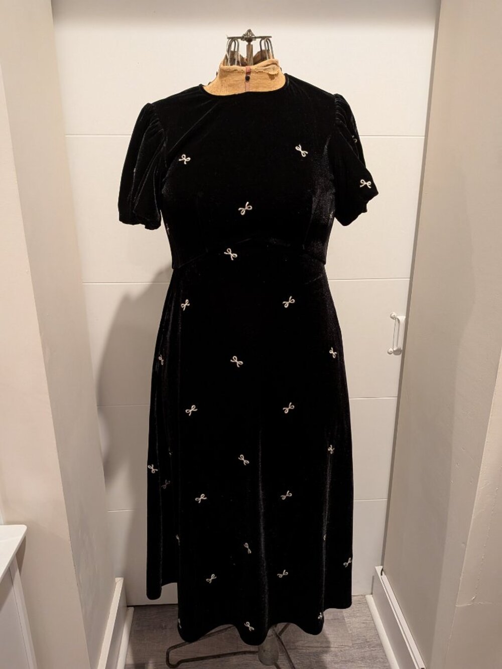 Midi Black velvet dress with embroidered bows